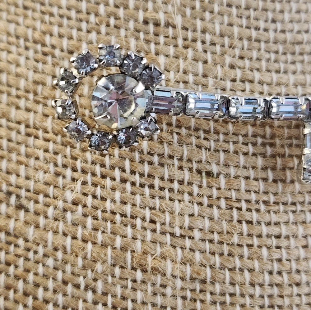 Vtg Rhinestone Skeleton Key Brooch Pin - Picture 2 of 7